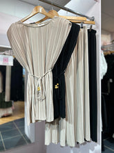 Load image into Gallery viewer, Pati Pleat Toggle Suit
