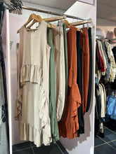 Load image into Gallery viewer, Hamilton High Low Suit
