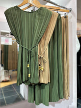 Load image into Gallery viewer, Pati Pleat Toggle Suit
